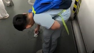 好棒的小孩哥！男孩把飲料灑在地鐵車廂后掏出紙巾主動(dòng)擦干