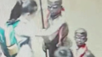 小学生为“小英雄” 系上红领巾，井冈山革命博物馆：将永久保留这一形象