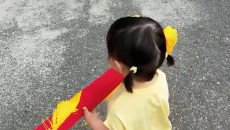 “謝謝叔叔，救我小手”，萌娃捧著比自己還高的錦旗向消防員致謝