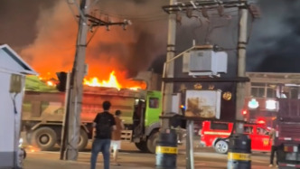 著火渣土車直奔消防站，消防員在站門口將火撲滅