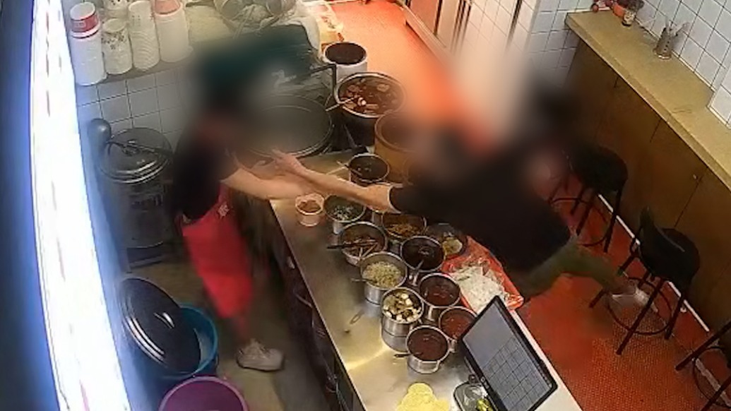 米粉店女店員遭男顧客強(qiáng)行摟抱襲胸，派出所：正處理
