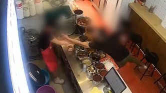 米粉店女店員遭男顧客強行摟抱襲胸，派出所：正處理