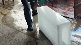 開漁季廣東海陵島“冰工廠”24小時生產(chǎn)，碼頭工人日鉤冰一千條