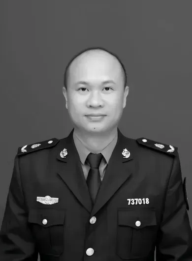广东路政员刘秋德执勤时遭超速车辆撞击殉职，年仅41岁