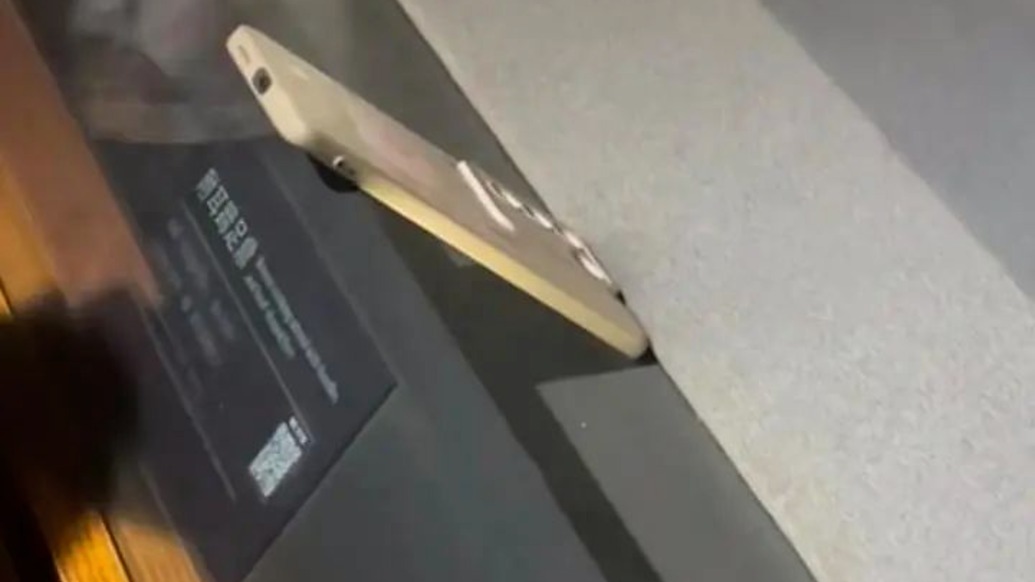 青銅器展柜里出現(xiàn)手機，山西博物院發(fā)布監(jiān)控：游客拍照時滑落，未對文物造成損害