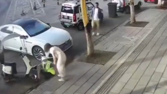 云南昆明一女店員扶起摔倒的環(huán)衛(wèi)工反遭辱罵，多部門回應(yīng)