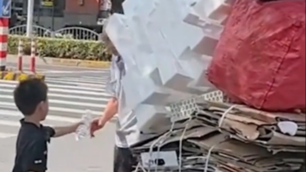 種下了善良的種子！母親帶6歲孩子在上海過(guò)暑假，給勞動(dòng)者送水傳遞溫暖