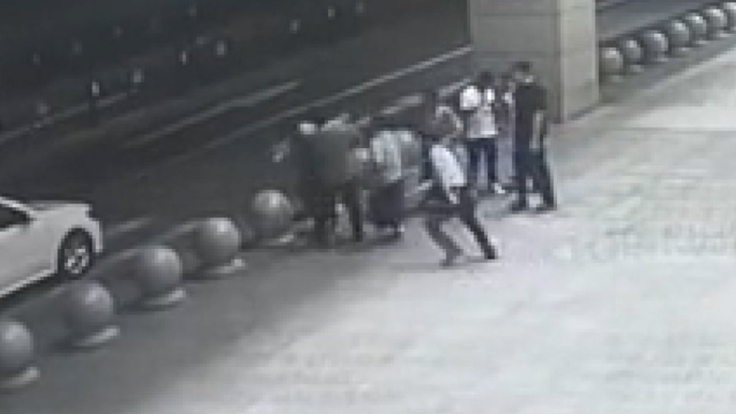 女孩因家庭矛盾沖向高架橋欲輕生，民警狂奔攔住