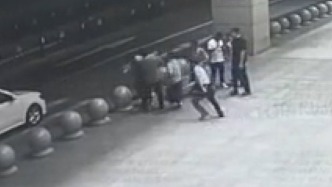 女孩因家庭矛盾沖向高架橋欲輕生，民警狂奔攔住