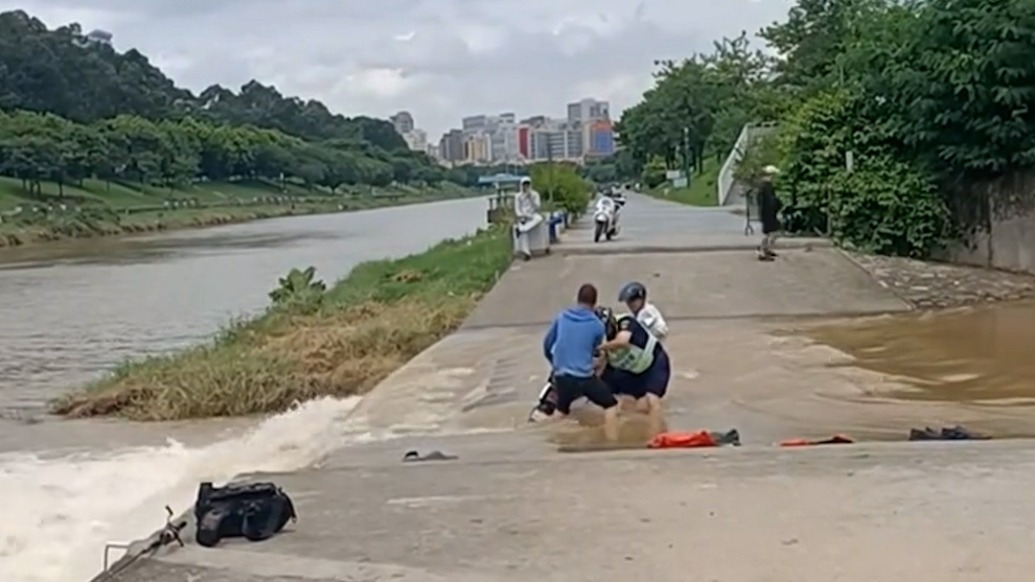 男子騎電動車陷急流，河道巡查員與市民聯(lián)手救援