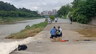 男子騎電動車陷急流，河道巡查員與市民聯(lián)手救援