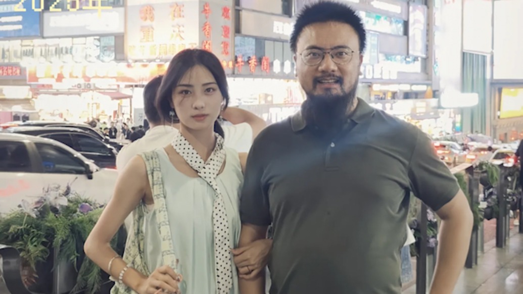 跨越12年的師生照！女生得知支教老師在重慶特意從貴州趕去看望