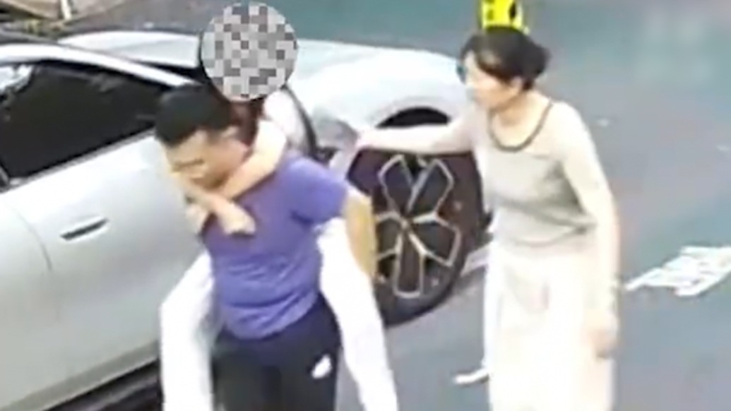 “我是醫(yī)生，脫了白大褂也是”，女孩凌晨蕁麻疹發(fā)作后暈倒，急診醫(yī)生背起她就往醫(yī)院跑