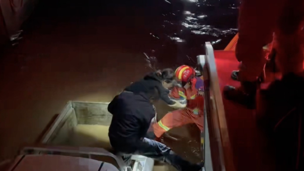 暴雨致桥洞积水、居民房屋被淹，巴彦淖尔消防紧急救出十多名被困群众