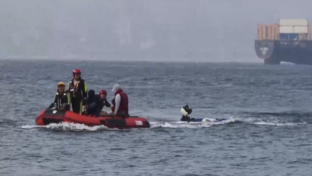 兩男子出海釣魚(yú)皮劃艇發(fā)動(dòng)機(jī)出故障，消防員搜尋半小時(shí)后救回