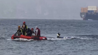 兩男子出海釣魚皮劃艇發(fā)動(dòng)機(jī)出故障，消防員搜尋半小時(shí)后救回