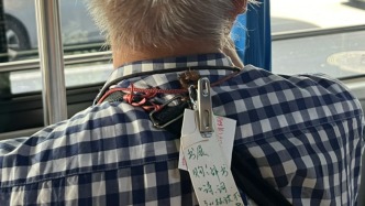 “精神富有！”上海書展落幕網(wǎng)友偶遇滿載而歸的可愛老爺爺