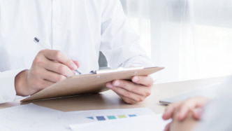 打过官司被拒录，工人日报社评：背调变滥调？健康职场环境须合力共建