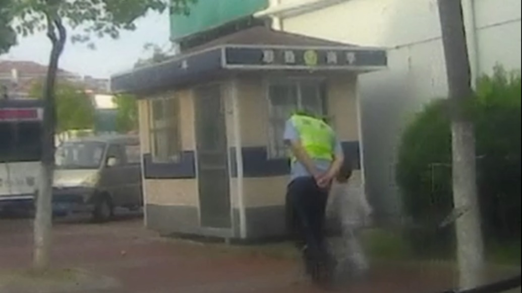 4歲男童走失后在路上哭泣,警輔買玩具安撫并尋回家長(zhǎng)