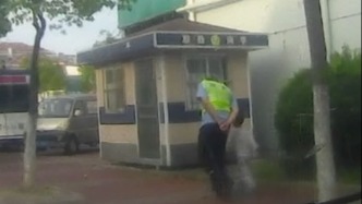 4歲男童走失后在路上哭泣，警輔買玩具安撫并尋回家長