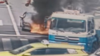 没有一丝犹豫！小汽车突发自燃，洒水车变身“消防车”精准灭火