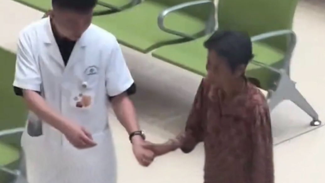 看得人心暖暖的!醫(yī)生帶獨自等候的老人去掛號,老人主動牽起醫(yī)生的手