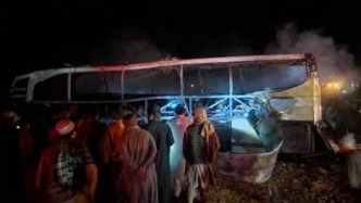 阿富汗西部一大巴車發(fā)生交通事故起火，已致76人死亡