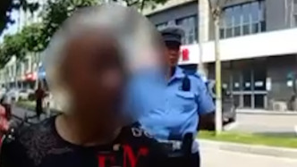 被網(wǎng)上追逃男子騎電動(dòng)車被攔裝傻：你們就為個(gè)不戴頭盔抓我？