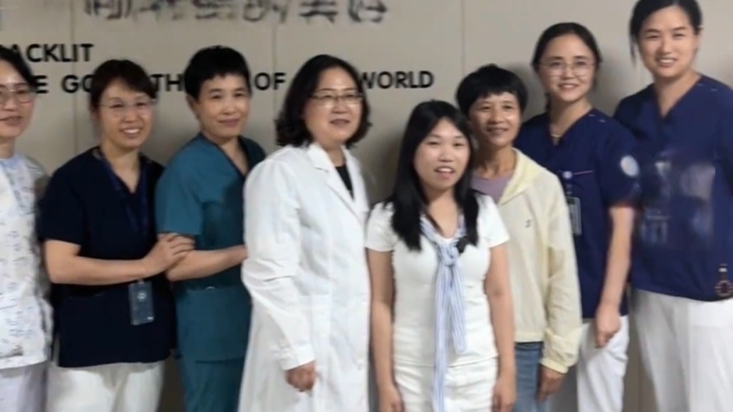 醫(yī)生護士的好她都記得！病房里長大的女孩，帶著通知書回院“報喜”