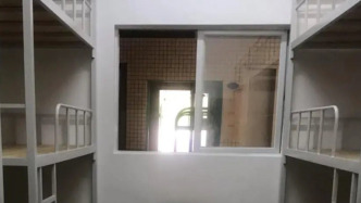 东莞一中学宿舍被曝使用三层床，校方：系为走读生提供