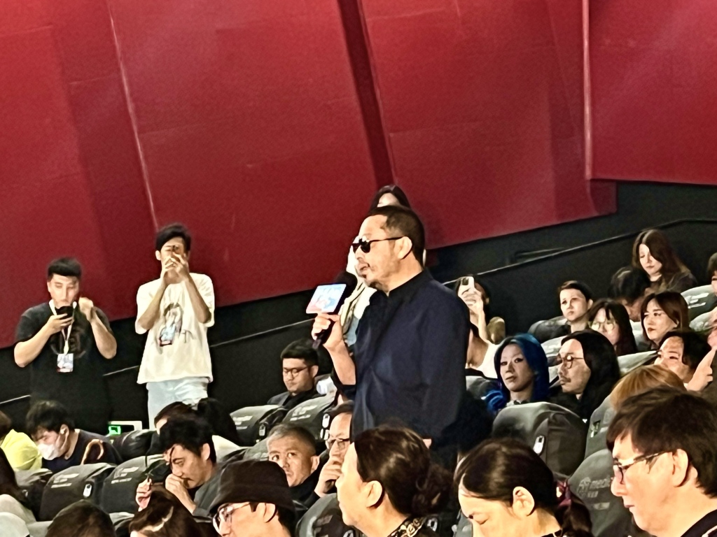《脱缰者也》：黑色+荒诞，“时代里摇曳的人性”