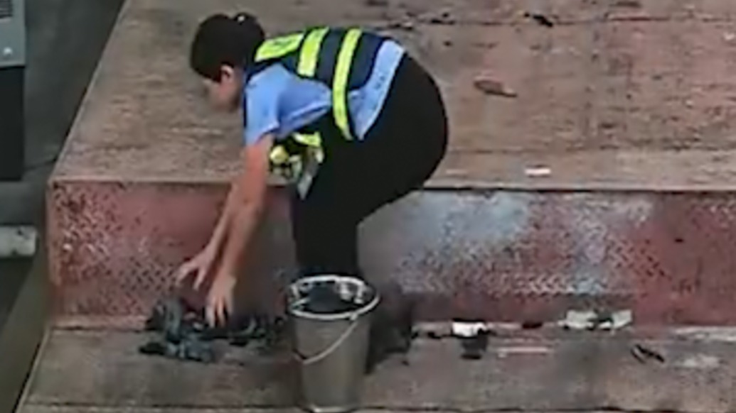 真人美心善！高速公路收費員爬上大貨車清理布條防止影響后車視線