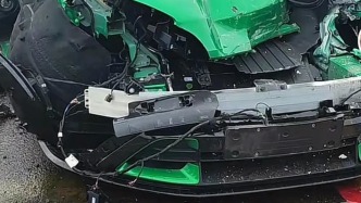 水泥罐车失控连撞多车一辆小米YU7被撞报废，车主：提车3天就出事