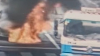 “也沒多想就沖上去把火滅了！”灑水車變“消防車”，司機(jī)還原救火經(jīng)過