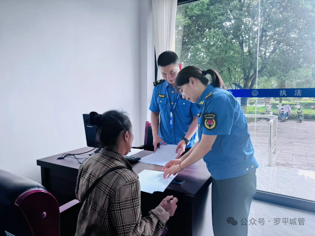 云南罗平一女子拉泔水被处罚，官方：根据法规泔水未经处理不能喂猪