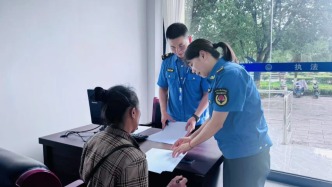 云南罗平一女子拉泔水被处罚，官方：根据法规泔水未经处理不能喂猪