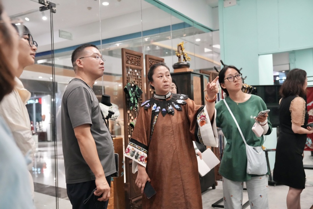 厦门湖里让艺术飞入百姓家：云肩等非遗向居民授艺，拍卖走进普通人