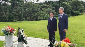 駐韓國(guó)大使戴兵祭掃韓國(guó)前總統(tǒng)盧泰愚墓地