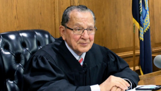 因暖心庭审视频走红网络，美国法官弗兰克·卡普里奥患癌去世