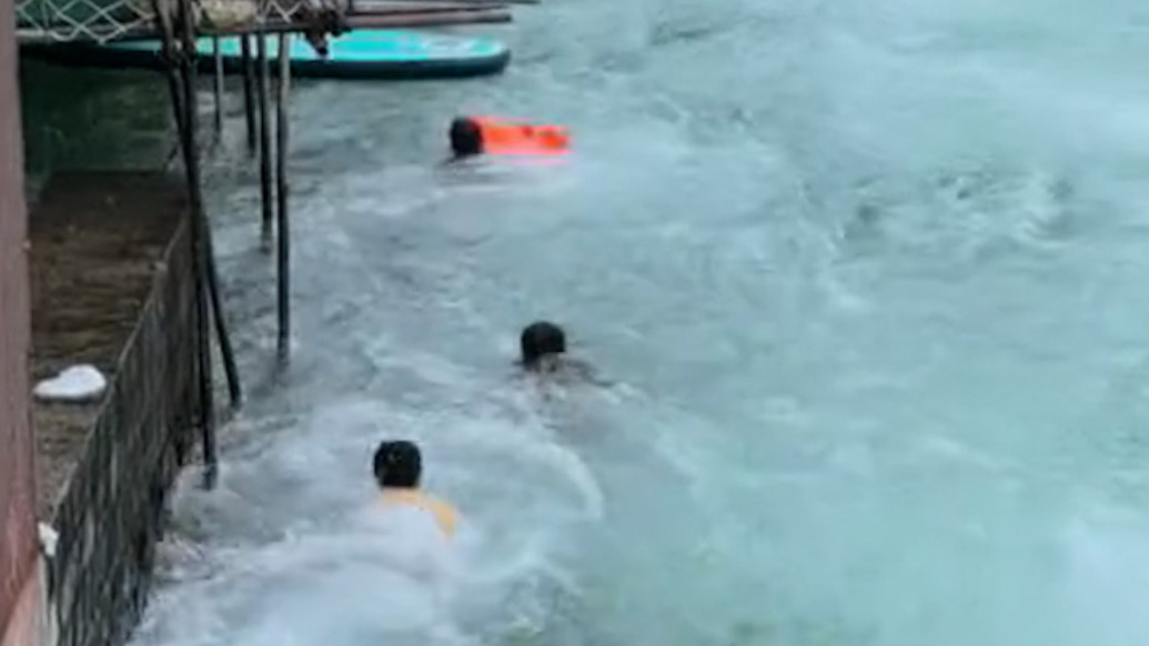 游客玩水意外落水，多位路人飛身躍入激流救人
