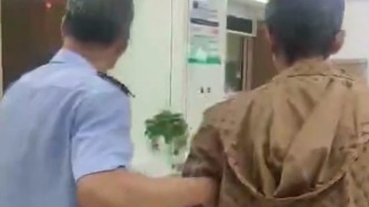 駕車時身體突然“失控”，司機(jī)將車開至附近派出所求助