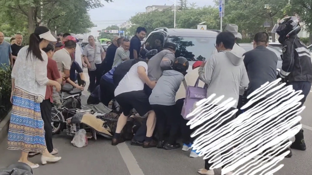 危急時(shí)刻伸援手！泰安街頭，路人抬車救出被壓老人