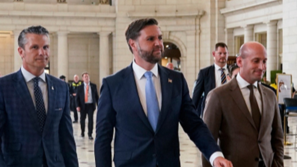 特朗普強(qiáng)勢(shì)“接管華盛頓”，萬(wàn)斯遭民眾怒罵：滾出我們的城市