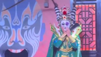 川剧变脸也玩梗了！搞笑表情包“爬”上脸谱