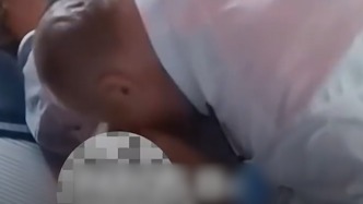 “堅(jiān)持住，我把你拉回來！”男子在公交車上暈倒心臟驟停，司機(jī)對(duì)其心臟復(fù)蘇十幾分鐘