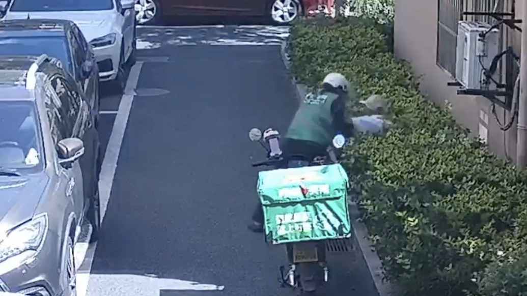 八旬老人烈日栽倒草叢，外賣小哥一把扶起不留名：我家也有老人