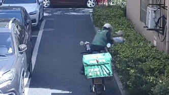 八旬老人烈日栽倒草叢，外賣小哥一把扶起不留名：我家也有老人