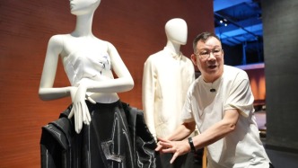 特写｜将传统文化融入服装设计，曾凤飞在厦门湖里引领国潮