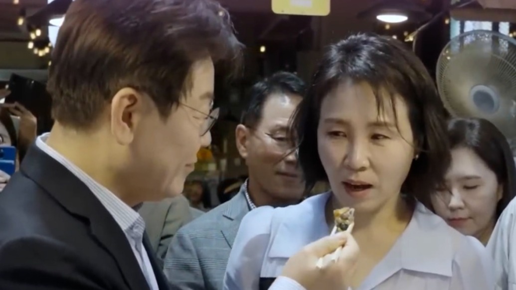 李在明用筷子喂夫人后又要喂旁人，夫人一把攔下：不可以！