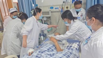 78岁老人被眼镜王蛇咬伤，家人拖着两米长的蛇到医院求救